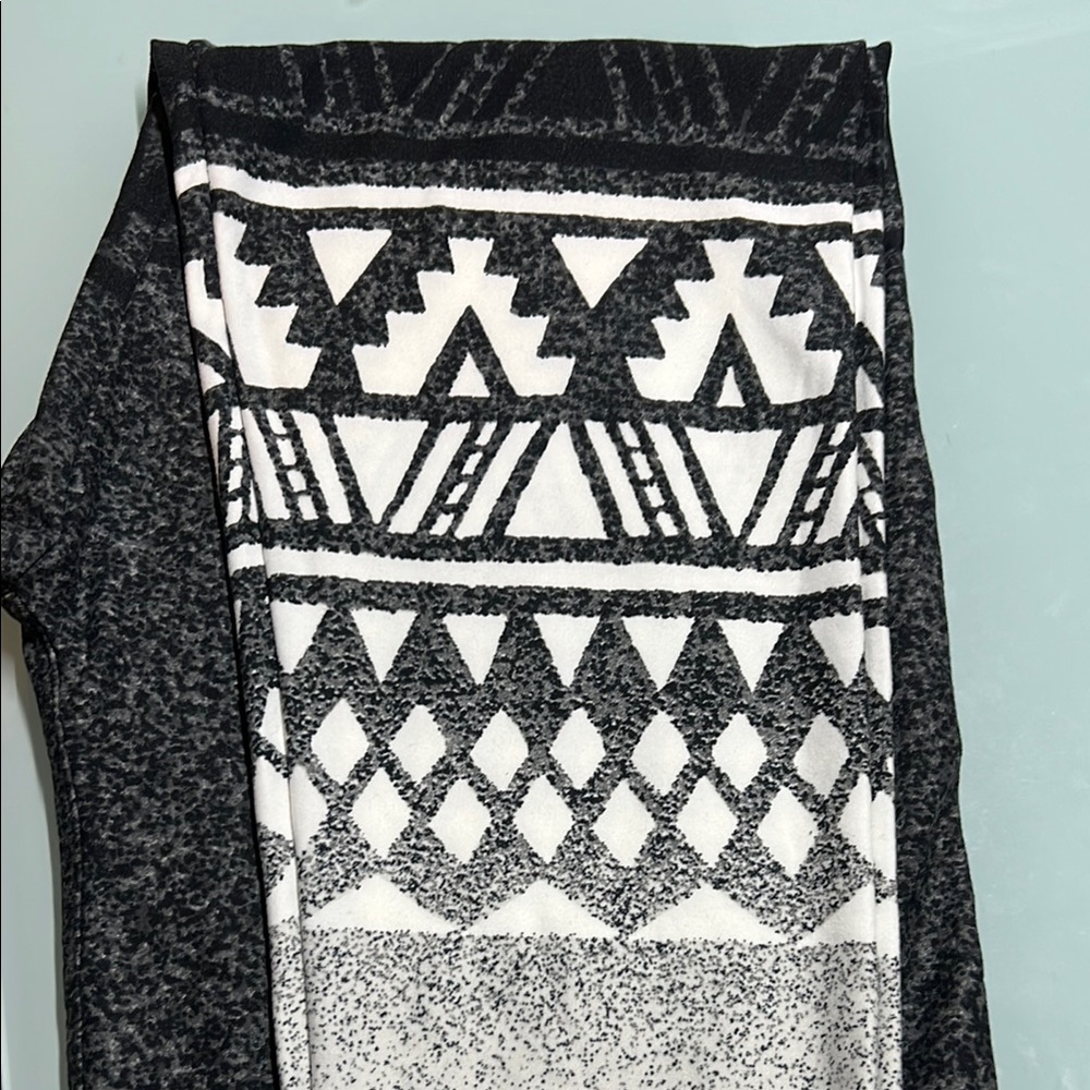 Black and White Geometric Patterned Leggings